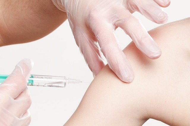 Vaccination Impfspritze Medical  - whitesession / Pixabay